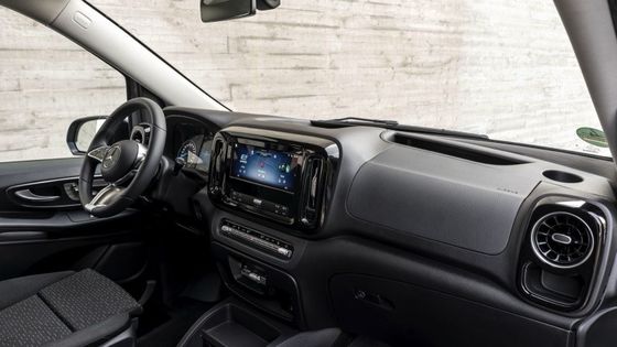 9 places Mercedes-Benz EVito Tourer Long avec un moteur électrique de 201 ch et une batterie utilisable de 90 kWh