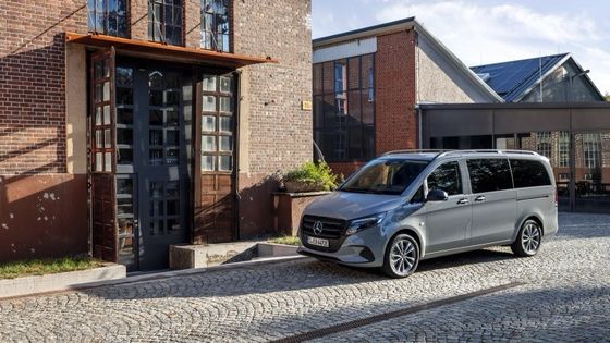9 places Mercedes-Benz EVito Tourer Long avec un moteur électrique de 201 ch et une batterie utilisable de 90 kWh