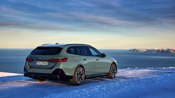 La voiture électrique la plus récente avec une batterie de 84,4 kWh une autonomie de 329 miles avec 335 ch/430 Nm à la BMW i5 Touring eDrive40