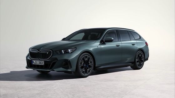 La voiture électrique la plus récente avec une batterie de 84,4 kWh une autonomie de 329 miles avec 335 ch/430 Nm à la BMW i5 Touring eDrive40