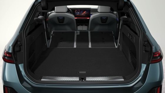 La voiture électrique la plus récente avec une batterie de 84,4 kWh une autonomie de 329 miles avec 335 ch/430 Nm à la BMW i5 Touring eDrive40