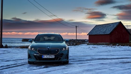 La voiture électrique la plus récente avec une batterie de 84,4 kWh une autonomie de 329 miles avec 335 ch/430 Nm à la BMW i5 Touring eDrive40