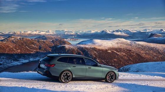 La voiture électrique la plus récente avec une batterie de 84,4 kWh une autonomie de 329 miles avec 335 ch/430 Nm à la BMW i5 Touring eDrive40