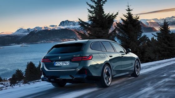 La voiture électrique la plus récente avec une batterie de 84,4 kWh une autonomie de 329 miles avec 335 ch/430 Nm à la BMW i5 Touring eDrive40