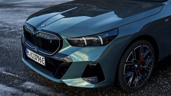 La voiture électrique la plus récente avec une batterie de 84,4 kWh une autonomie de 329 miles avec 335 ch/430 Nm à la BMW i5 Touring eDrive40