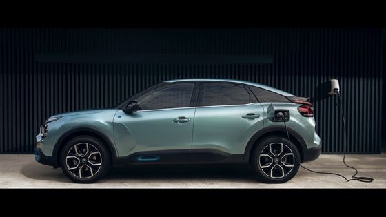 Conduite décente E-C4 de Citroën avec 115 kW (156 ch) de puissance à 150 km / h Vitesse maximale 54kwh batterie au lithium-ion