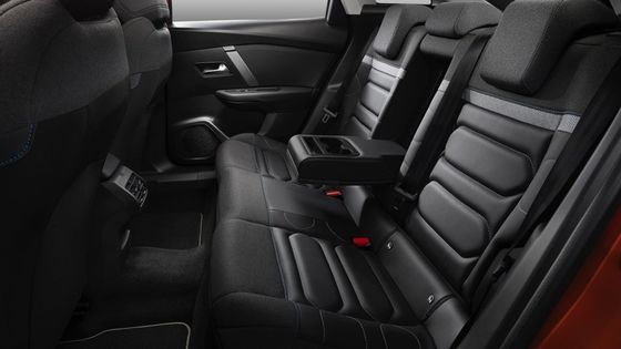 Conduite décente E-C4 de Citroën avec 115 kW (156 ch) de puissance à 150 km / h Vitesse maximale 54kwh batterie au lithium-ion