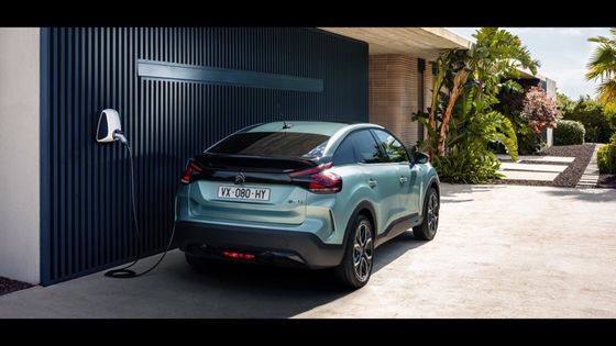 Conduite décente E-C4 de Citroën avec 115 kW (156 ch) de puissance à 150 km / h Vitesse maximale 54kwh batterie au lithium-ion