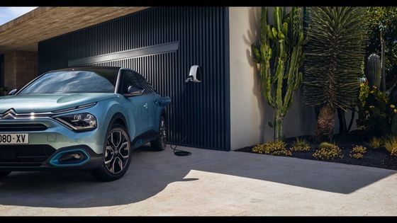 Conduite décente E-C4 de Citroën avec 115 kW (156 ch) de puissance à 150 km / h Vitesse maximale 54kwh batterie au lithium-ion
