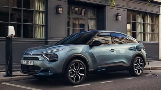 Conduite décente E-C4 de Citroën avec 115 kW (156 ch) de puissance à 150 km / h Vitesse maximale 54kwh batterie au lithium-ion