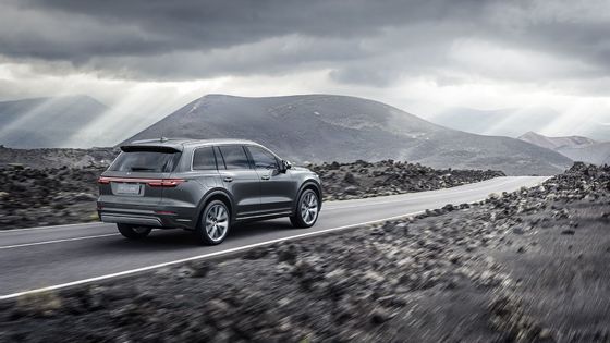 220km/h Plug In Hybrid SUV 700Km Range Four Screens Six Seater Electric Car
