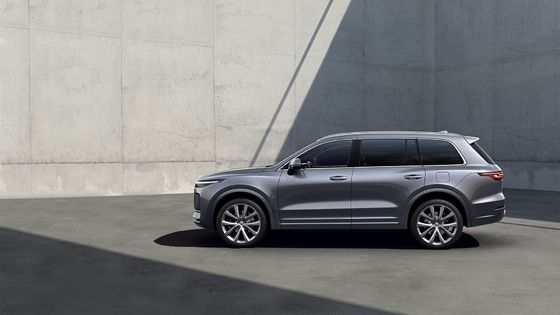 220km/h Plug In Hybrid SUV 700Km Range Four Screens Six Seater Electric Car