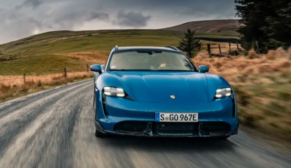 Le véhicule électrique le plus complet et le plus rapide - Porsche Taycan cross Turismo vitesse maximale 220 km/h