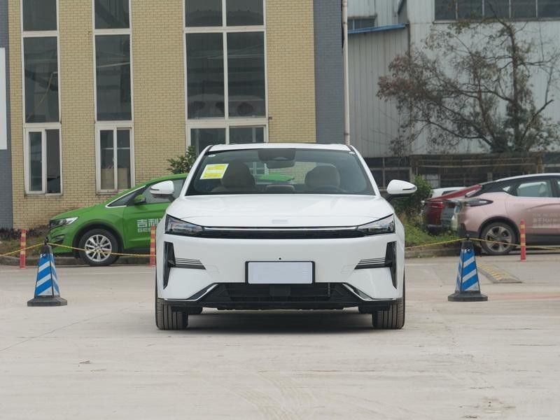 2024 Geely L6 Plug In Hybrid Electric Car avec une autonomie de 1370 km