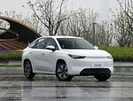 Véhicule purement électrique Geely Cao Cao 60 EV avec batteries échangeables et une autonomie de 415 Km et une charge rapide de 150 km / h