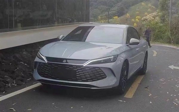 Prévente 2024 BYD Qinn L DM-i 80km Véhicule électrique bientôt Hybrid Car 1.5T 101ps L4 New Engergy Car