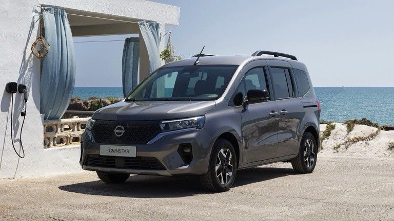 Position de conduite confortable et cabine pratique avec une bonne valeur Nissan Townstar MPV Pure Ev avec WLTP 285km